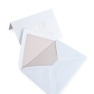 Σετ φακέλος φόδρα διάστασης 9,5x13 εκατ. με εσωτερικό χαρτί nude και εξωτερικό λευκό και Οικογενειακή κάρτα (family card) δίπτυχη διάστασης 9x12,5 με γκοφρέ πλαίσιο σε χαρτί γραμμωτό και ανάγλυφη εκτύπωση ονομάτων εξωτερικά