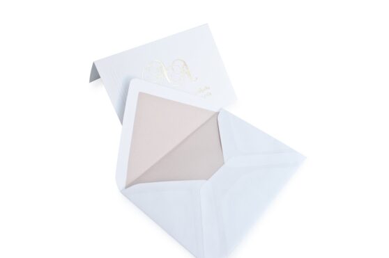 Σετ φακέλος φόδρα διάστασης 9,5x13 εκατ. με εσωτερικό χαρτί nude και εξωτερικό λευκό και Οικογενειακή κάρτα (family card) δίπτυχη διάστασης 9x12,5 με γκοφρέ πλαίσιο σε χαρτί γραμμωτό και ανάγλυφη εκτύπωση ονομάτων εξωτερικά