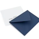 Σετ φακέλος διάστασης 9,5x13 εκατ. σε χαρτί navy blue γκοφρέ (γραμμωτό) και Οικογενειακή κάρτα (family card) διάστασης 9x12 εκατ. σε χαρτί μεταλλιζέ (περλέ) 250gram και εκτύπωση ονομάτων με καφέ μελάνι