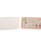 Προσκλητήριο Βάπτισης: Εισιτήριο – Φάκελος διάστασης 9,7x19 εκατ. σε χαρτί γκοφρέ (ανάγλυφο) γραμμωτό υπόλευκο 250 γραμ. με εκτύπωση θερμοτυπία ροζ χρυσό Travel the world και Κάρτα σε χαρτί γκοφρέ (ανάγλυφο) γραμμωτό υπόλευκο 250 γραμ. με εκτύπωση μίας όψης και θέμα εισιτήριο, αερόστατο, βαλίτσες, υδρόγειος