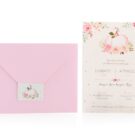 Προσκλητήριο Βάπτισης: Φάκελος διάστασης 16x22 εκατ. σε χαρτί λείο ματ ροζ 150 γραμ. και Κάρτα σε χαρτί βελούδο υπόλευκο 250 γραμ. με εκτύπωση μελάνι με θέμα κολοκύθα και λουλούδια και (α) Φάσα σε χαρτ 22x4,5 εκατ. σε χαρτί βελούδο υπόλευκο 250γραμ. με εκτύπωση μελάνι με θέμα κολοκύθα, λουλούδια και όνομα παιδιού ή (β) Καρτάκι 4x6 εκατ. με εκτύπωση μελάνι και θέμα κολοκύθα και λουλούδια