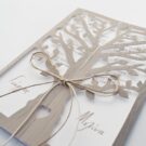 Λεπτομέρεια Προσκλητηρίου Γάμου: Lasercut δένδρο ζωής σε χαρτί δερματίνη χακί και κάρτα οικολογική υπόλευκη λεία και κορδόνι κερωμένο κρεμ και χακί