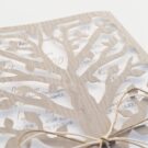 Λεπτομέρεια Προσκλητηρίου Γάμου: Lasercut δένδρο ζωής σε χαρτί δερματίνη χακί και κάρτα οικολογική υπόλευκη λεία και κορδόνι κερωμένο κρεμ και χακί