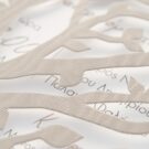 Λεπτομέρεια Προσκλητηρίου Γάμου: Lasercut δένδρο ζωής σε χαρτί δερματίνη χακί και κάρτα οικολογική υπόλευκη λεία και κορδόνι κερωμένο κρεμ και χακί