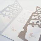 Λεπτομέρεια Προσκλητηρίου Γάμου: Lasercut δένδρο ζωής σε χαρτί δερματίνη χακί και κάρτα οικολογική υπόλευκη λεία και κορδόνι κερωμένο κρεμ και χακί