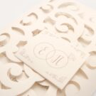 Λεπτομέρεια Φάκελος τρίπτυχος τρυπητός Lasercut 12,2 x 21,5 εκατ. μεταλλιζέ υπόλευκος και Κάρτα μεταλλιζέ υπόλευκη με καρτάκι 5x6 εκατ.