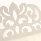 Λεπτομέρεια Φάκελος τρίπτυχος τρυπητός Lasercut 12,2 x 21,5 εκατ. μεταλλιζέ υπόλευκος και Κάρτα μεταλλιζέ υπόλευκη με καρτάκι 5x6 εκατ.