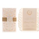 Φάκελος τρίπτυχος τρυπητός Lasercut 12,2 x 21,5 εκατ. μεταλλιζέ υπόλευκος και Κάρτα μεταλλιζέ υπόλευκη με φάσα λαμιναριστή χρυσή 3,5x13 εκατ. και καρτάκι 5x5 εκατ.