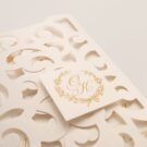 Λεπτομέρεια Φάκελος τρίπτυχος τρυπητός Lasercut 12,2 x 21,5 εκατ. μεταλλιζέ υπόλευκος και Κάρτα μεταλλιζέ υπόλευκη με καρτάκι 5x5 εκατ.