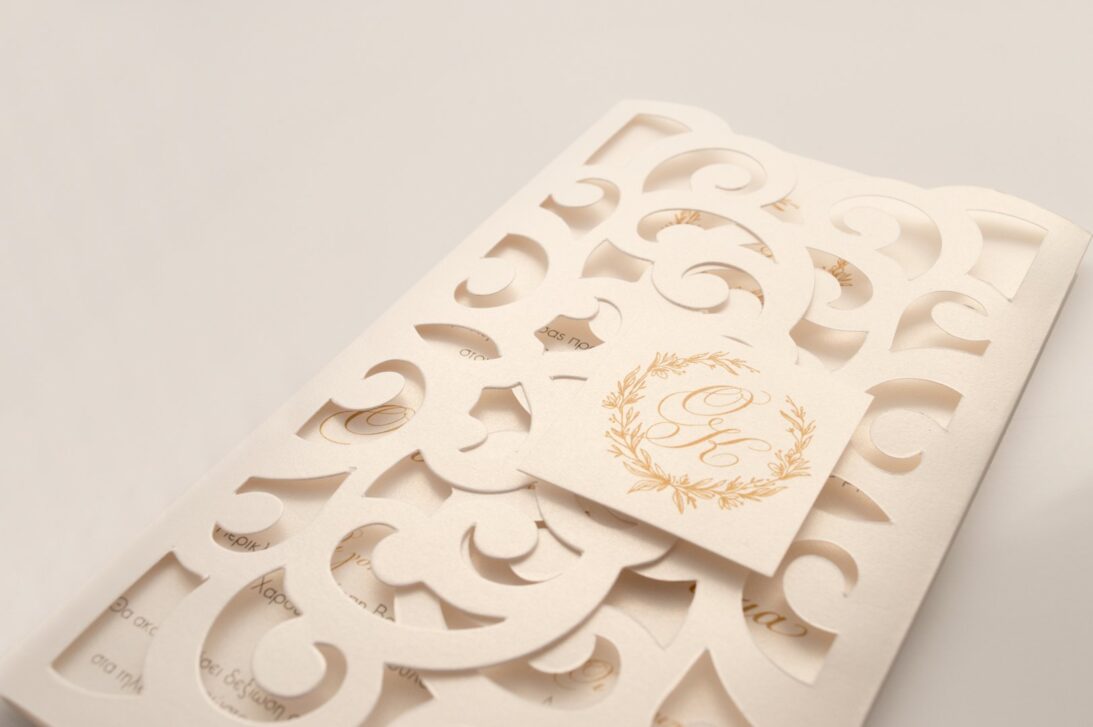 Λεπτομέρεια Φάκελος τρίπτυχος τρυπητός Lasercut 12,2 x 21,5 εκατ. μεταλλιζέ υπόλευκος και Κάρτα μεταλλιζέ υπόλευκη με καρτάκι 5x5 εκατ.