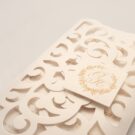 Λεπτομέρεια Φάκελος τρίπτυχος τρυπητός Lasercut 12,2 x 21,5 εκατ. μεταλλιζέ υπόλευκος και Κάρτα μεταλλιζέ υπόλευκη με καρτάκι 5x5 εκατ.