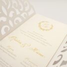 Λεπτομέρεια Φάκελος τρίπτυχος τρυπητός Lasercut 12,2 x 21,5 εκατ. μεταλλιζέ υπόλευκος και Κάρτα μεταλλιζέ υπόλευκη με καρτάκι 5x5 εκατ.