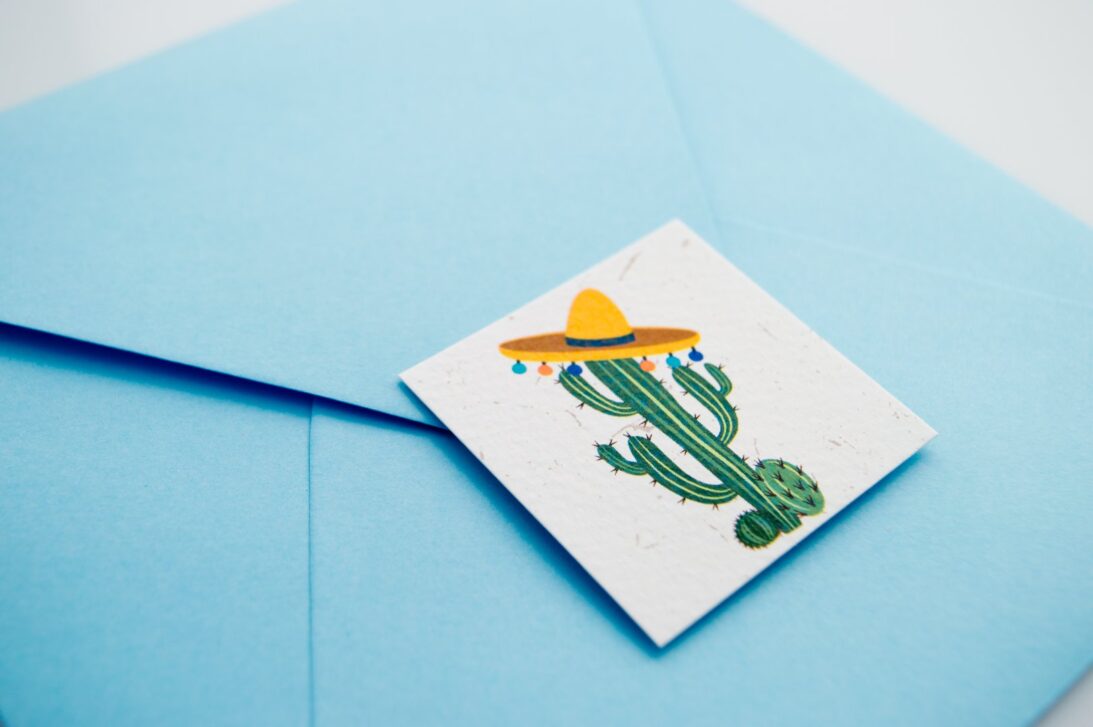 Προσκλητήριο Βάπτισης: Φάκελος διάστασης 16,8x16,8 εκατ. σε χαρτί λείο σιελ 150 γραμ. με καρτάκι 5x5 εκατ. με θέμα κάκτο και μεξικάνικο καπέλο (σομπρέρο) και Κάρτα σε χαρτί γκοφρέ (ανάγλυφο) μπιμπικωτό λευκό 250 γραμ., με εκτύπωση μίας όψης και θέμα λάμα, κάκτος, σημαιάκια_Κωδικός 50854