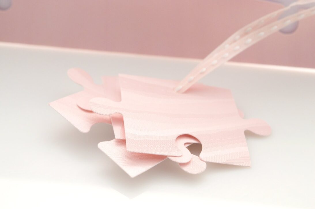 Λεπτομέρεια Προσκλητηρίου Βάπτισης: κορδέλα γκρο ροζ με γαζί και καρτάκια σε σχήμα puzzle (3 τεμάχια) για όνομα προσκεκλημένων_Κωδικός 50655