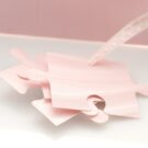 Λεπτομέρεια Προσκλητηρίου Βάπτισης: κορδέλα γκρο ροζ με γαζί και καρτάκια σε σχήμα puzzle (3 τεμάχια) για όνομα προσκεκλημένων_Κωδικός 50655