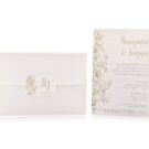 Προσκλητήριο Γάμου: Φάκελος διάστασης 12,7x18,8 εκατ. σε χαρτί γκοφρέ (ανάγλυφο) μπιμπικωτό λευκό 170 γραμ., καρτάκι 4x6 εκατ. με σχέδιο λουλούδια και μονογράμματα ζευγαριού και Κάρτα σε χαρτί γκοφρέ (ανάγλυφο) γραμμωτό υπόλευκο 250 γραμ. με εκτύπωση μελάνι και θέμα λουλούδια σε χρώμα πούρου_Κωδικός 6143