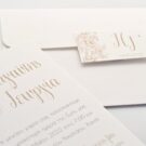 Λεπτομέρεια Προσκλητηρίου Γάμου: Φάκελος διάστασης 12,7x18,8 εκατ. σε χαρτί γκοφρέ (ανάγλυφο) μπιμπικωτό λευκό 170 γραμ., καρτάκι 4x6 εκατ. με σχέδιο λουλούδια και μονογράμματα ζευγαριού και Κάρτα σε χαρτί γκοφρέ (ανάγλυφο) γραμμωτό υπόλευκο 250 γραμ. με εκτύπωση μελάνι και θέμα λουλούδια σε χρώμα πούρου_Κωδικός 6143