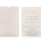 Προσκλητήριο Γάμου: Φάκελος τραβηχτός διάστασης 14,5x20,5 εκατ. γκοφρέ (ανάγλυφο) μπιμπικωτό λευκό 250γραμ. και μονογράμματα σε θερμοτυπία ροζ χρυσό με θέμα άπειρο και ονόματα ζευγαριού και Κάρτα σε χαρτί (ανάγλυφο) μπιμπικωτό λευκό 250 γραμ. με εκτύπωση μελάνι γκρι και ροζ χρυσό και θέμα άπειρο και ονόματα ζευγαριού_Κωδικός 0027