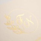 Λεπτομέρεια Προσκλητηρίου Γάμος: Κάρτα σε χαρτί μεταλλιζέ (περλέ) λείο υπόλευκο 250 γραμ. με εκτύπωση χρυσοτυπία γυαλιστερή κείμενο και θέμα κύκλος με κλαδί_Κωδικός ΓΕΠ-0050