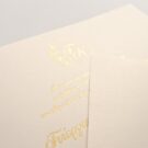 Λεπτομέρεια Προσκλητηρίου Γάμος: Φάκελος διάστασης 16x22 εκατ. σε χαρτί μεταλλιζέ (περλέ) λείο υπόλευκο 120 γραμ. και Κάρτα σε χαρτί μεταλλιζέ (περλέ) λείο υπόλευκο 250 γραμ. με εκτύπωση χρυσοτυπία γυαλιστερή κείμενο και θέμα κύκλος με κλαδί_Κωδικός ΓΕΠ-0050