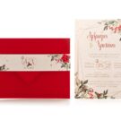 Προσκλητήριο Γάμου: Φάκελος διάστασης 16x22 εκατ. σε χαρτί γκοφρέ (ανάγλυφο) γραμμωτό κόκκινο 160 γραμ. και Κάρτα σε χαρτί γκοφρέ (ανάγλυφο) γραμμωτό υπόλευκο 250 γραμ. με εκτύπωση μελάνι και θέμα γεωμετρικό πλαίσιο, αλεξανδρινό, γκι και Χριστούγεννα και Φάσα 4,5x22,5 εκατ. σε χαρτί γκοφρέ (ανάγλυφο) γραμμωτό υπόλευκο 250 γραμ. με εκτύπωση μελάνι με θέμα βέρες, γκι, μονογράμματα_Κωδικός ΓΝΣ3087 β (φάσα)