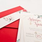 Λεπτομέρεια Προσκλητηρίου Γάμου: Φάκελος διάστασης 16x22 εκατ. σε χαρτί γκοφρέ (ανάγλυφο) γραμμωτό κόκκινο 160 γραμ. και Κάρτα σε χαρτί γκοφρέ (ανάγλυφο) γραμμωτό υπόλευκο 250 γραμ. με εκτύπωση μελάνι και θέμα γεωμετρικό πλαίσιο, αλεξανδρινό, γκι και Χριστούγεννα και Φάσα 4,5x22,5 εκατ. σε χαρτί γκοφρέ (ανάγλυφο) γραμμωτό υπόλευκο 250 γραμ. με εκτύπωση μελάνι με θέμα βέρες, γκι, μονογράμματα_Κωδικός ΓΝΣ3087 β (φάσα)