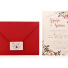 Προσκλητήριο Γάμου: Φάκελος διάστασης 16x22 εκατ. σε χαρτί γκοφρέ (ανάγλυφο) γραμμωτό κόκκινο 160 γραμ. και Κάρτα σε χαρτί γκοφρέ (ανάγλυφο) γραμμωτό υπόλευκο 250 γραμ. με εκτύπωση μελάνι και θέμα γεωμετρικό πλαίσιο, αλεξανδρινό, γκι και Χριστούγεννα και Καρτάκι 4x6 εκατ. σε χαρτί γκοφρέ (ανάγλυφο) γραμμωτό υπόλευκο 250 γραμ. με εκτύπωση μελάνι με θέμα βέρες, γκι, μονογράμματα_Κωδικός ΓΝΣ3087 α (καρτάκι)