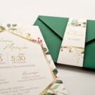 Λεπτομέρεια Προσκλητηρίου Γάμου: Φάκελος διάστασης 16x22 εκατ. σε χαρτί γκοφρέ (γραμμωτό) πράσινο 160 γραμ. και Κάρτα σε χαρτί γκοφρέ (γραμμωτό) υπόλευκο 250 γραμ. με εκτύπωση μελάνι και θέμα γεωμετρικό πλαίσιο, λουλούδια, Χριστούγεννα και Φάσα 4,5x16,5 εκατ. σε χαρτί γκοφρέ (γραμμωτό) υπόλευκο 250 γραμ. με εκτύπωση μελάνι με θέμα ονόματα ζευγαριού και ημερομηνία_Κωδικός ΓΝΣ3084 β (φάσα)