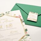 Λεπτομέρεια Προσκλητηρίου Γάμου: Φάκελος διάστασης 16x22 εκατ. σε χαρτί γκοφρέ (γραμμωτό) πράσινο 160 γραμ. και Κάρτα σε χαρτί γκοφρέ (γραμμωτό) υπόλευκο 250 γραμ. με εκτύπωση μελάνι και θέμα γεωμετρικό πλαίσιο, λουλούδια, Χριστούγεννα και Καρτάκι 6x4 εκατ. σε χαρτί γκοφρέ (γραμμωτό) υπόλευκο 250 γραμ. με εκτύπωση μελάνι με θέμα ονόματα ζευγαριού και ημερομηνία_Κωδικός ΓΝΣ3084 α (καρτάκι)