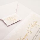 Λεπτομέρεια Προσκλητηρίου Γάμου: Φάκελος διάστασης 16x22 εκατ. σε χαρτί μεταλλιζέ (περλέ) λευκό 120 γραμ. και καρτάκι διάστασης 4x6 εκατ. με θέμα ονόματα και Κάρτα σε χαρτί μεταλλιζέ (περλέ) λευκό 250 γραμ. με εκτύπωση μελάνι και θέμα νιφάδες και Χριστούγεννα_Κωδικός ΓΝΣ3090