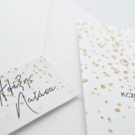 Λεπτομέρεια Προσκλητηρίου Γάμου: Φάκελος διάστασης 16x22 εκατ. σε χαρτί rives κουκίδα λευκό 180 γραμ. με καρτάκι 4x6 και Κάρτα σε χαρτί rives κουκίδα λευκό 250 γραμ. με εκτύπωση κειμένου με μελάνι μαύρο και άμμου και θέμα polka dots και Χριστούγεννα_Κωδικός ΓΝΣ3078