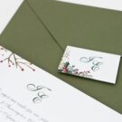 Λεπτομέρεια Προσκλητηρίου Γάμου: Φάκελος διάστασης 16x22 εκατ. σε χαρτί γκοφρέ (ανάγλυφο) μπιμπικωτό λαδί σκούρο 160 γραμ. και Καρτάκι 4x6 εκατ. με θέμα γκι, μονογράμματα, Χριστούγεννα και Κάρτα σε χαρτί γκοφρέ (ανάγλυφο) γραμμωτό υπόλευκο 250 γραμ. με εκτύπωση μελάνι και θέμα γκι, μονογράμματα, Χριστούγεννα_Κωδικός ΓΝΣ3097