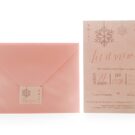 Προσκλητήριο Βάπτισης: Φάκελος διάστασης 16x22 εκατ. σε χαρτί μεταλλιζέ (περλέ) ροζ 120γραμ., καρτάκι 4x5 εκατ. και Κάρτα σε χαρτί μεταλλιζέ (περλέ) λευκό 250 γραμ. με εκτύπωση μελάνι και θέμα νιφάδες χιονιού και Χριστούγεννα_Κωδικός ΒΝΣ30055