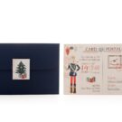 Προσκλητήριο Βάπτισης: Φάκελος διάστασης 12,7x18,8 εκατ. σε χαρτί γκοφρέ (γραμμωτό) navy blue 160γραμ., καρτάκι 5x4εκατ. και Κάρτα σε χαρτί γκοφρέ (γραμμωτό) υπόλευκο 250 γραμ. με εκτύπωση μελάνι και θέμα card postal, στρατηγός ποντικός, μολυβένιος στρατιώτης, χριστουγεννιάτικο δέντρο, Χριστούγεννα_Κωδικός ΒΝΣ40051