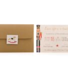 Προσκλητήριο Βάπτισης: Φάκελος διάστασης 12,7x18,8 εκατ. σε χαρτί οικολογικό κραφτ (καφέ άμμου) 160γραμ., καρτάκι 4x5 εκατ. με θέμα ξύλινο κουνιστό αλογάκι και Κάρτα σε χαρτί γκοφρέ (ανάγλυφο) μπιμπικωτό λευκό 250 γραμ. με εκτύπωση μίας όψης μελάνι και με θέμα μολυβένιος στρατιώτης, καρυοθραύστης, μπαλαρίνα, ξύλινο κουνιστό αλογάκι, παιχνίδι, Χριστούγεννα_Κωδικός ΒΝΣ60001