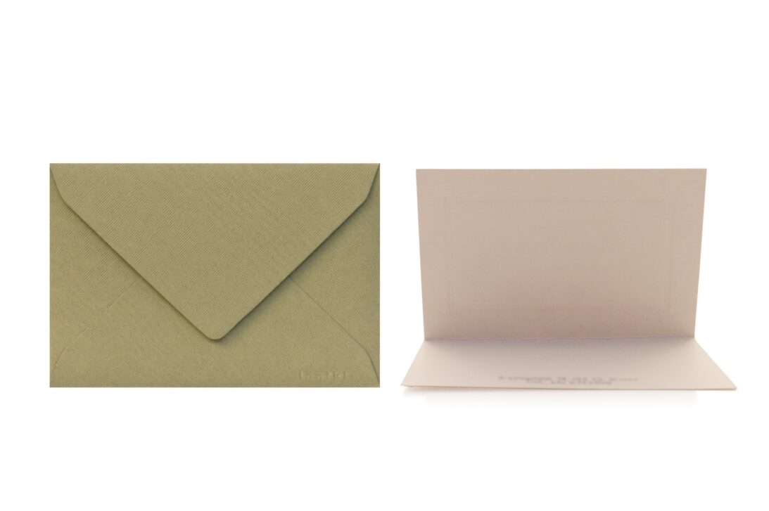 Σετ φακέλος διάστασης 7,5x11 σε χαρτί λαδί κορμός και Οικογενειακή κάρτα (family card) δίπτυχη διάστασης 7x10,5 με γκοφρέ πλαίσιο σε χαρτί skin γκρι 280gram και εκτύπωση δύο όψεων (εσωτερικά και εξωτερικά) μελάνι μαύρο