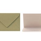 Σετ φακέλος διάστασης 7,5x11 σε χαρτί λαδί κορμός και Οικογενειακή κάρτα (family card) δίπτυχη διάστασης 7x10,5 με γκοφρέ πλαίσιο σε χαρτί skin γκρι 280gram και εκτύπωση δύο όψεων (εσωτερικά και εξωτερικά) μελάνι μαύρο