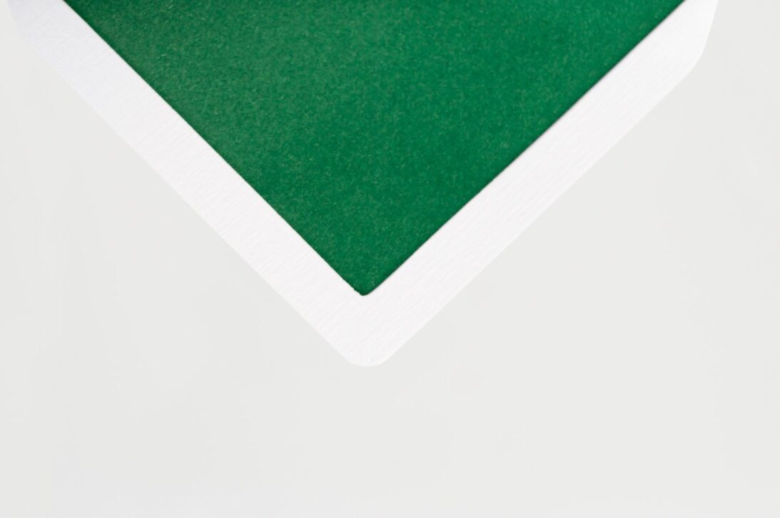 Λεπτομέρεια μύτης φακέλου λευκό γκοφρέ σταυρωτό (οριζόντιες&κάθετες γραμμές) με εσωτερική επένδυση (φόδρα) πράσινο ματ