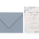 Προσκλητήριο Γάμου και Βάπτισης: Φάκελος διάστασης 16x22 εκατ. σε χαρτί οικολογικό (άγρα υφή) βρώμικο γαλάζιο 160 γραμ., και Κάρτα σε χαρτί γκοφρέ (μπιμπικωτό) λευκό 250 γραμ. με εκτύπωση μελάνι και θέμα λουλούδια και γεωμετρικό πλαίσιο ασημοτυπία_Κωδικός ΓΒΝΣ 2014