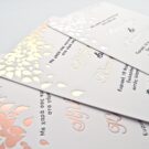 Λεπτομέρεια Προσκλητηρίου: Κάρτα σε χαρτί βαμβακερό λευκό 1000 γραμ. με εκτύπωση βαθυτυπία (letterpress) σε α) θερμοτυπία μαύρο και ροζ χρυσό και θέμα φύλλα_Κωδικός ΓΝΣ 3035, β) θερμοτυπία navy blue και χρυσό και θέμα φύλλα_Κωδικός ΓΝΣ 3034, γ) θερμοτυπία μαύρο και ασημί και θέμα φύλλα_Κωδικός ΓΝΣ 3033
