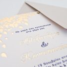 Λεπτομέρεια Προσκλητηρίου Γάμου: Φάκελος διάστασης 16x22 εκατ. σε χαρτί γκοφρέ γραμμωτό γκρι ανοικτό 160 γραμ. και Κάρτα σε χαρτί βαμβακερό λευκό 1000 γραμ. με εκτύπωση κειμένου σε βαθυτυπία (letterpress) σε χρώμα navy blue και χρυσό (χρυσοτυπία) και φύλλα σε βαθυτυπία χρυσοτυπία_Κωδικός ΓΝΣ 3034