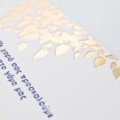 Λεπτομέρεια Προσκλητηρίου Γάμου: Κάρτα σε χαρτί βαμβακερό λευκό 1000 γραμ. με εκτύπωση κειμένου σε βαθυτυπία (letterpress) σε χρώμα navy blue και χρυσό (χρυσοτυπία) και φύλλα σε βαθυτυπία χρυσοτυπία_Κωδικός ΓΝΣ 3034