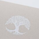 Λεπτομέρεια Προσκλητηρίου Γάμου: Φάκελος διάστασης 16x22 εκατ. σε χαρτί οικολογικό γκρι 160γραμ. με μοτίβο δένδρο ζωής σε λευκοτυπία και Κάρτα σε χαρτί οικολογικό βελούδο υπόλευκο 250 γραμ. με εκτύπωση μοτίβου δένδρο ζωής σε βαθυτυπία χωρίς χρώμα και μοτίβο και κείμενο σε εκτύπωση μελάνι γκρι και πούρου_Κωδικός ΓΝΣ 3054