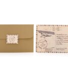Προσκλητήριο Βάπτισης: Φάκελος διάστασης 12,7x18,8 εκατ. σε χαρτί λείο ματ (άγρια υφή) κραφτ (καφέ άμμου) 160γραμ., καρτάκι 4x5 εκατ. με θέμα σφραγίδα με όνομα παιδιού, ημερομηνία και μέρος βάπτισης και Κάρτα σε χαρτί λείο κρεμ 250 γραμ. με εκτύπωση μίας όψης μελάνι και με θέμα παιχνίδι card postal, vintage αεροπλάνο_Κωδικός 50866