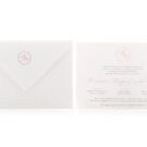 Προσκλητήριο Γάμου και Βάπτισης: Φάκελος διάστασης 16x22 εκατ. σε χαρτί γκοφρέ μπιμπικωτό λευκό 150γραμ. με μοτίβο στεφανάκι και μονογράμματα σε εκτύπωση ροζ χρυσοτυπία και Κάρτα σε χαρτί γκοφρέ μπιμπικωτό λευκό 250 γραμ. με εκτύπωση μοτίβου στεφανάκι και μονογραμμάτων με μελάνι βρώμικο ροζ και κείμενο με εκτύπωση σε μελάνι γκρι και βρώμικο ροζ_Κωδικός_ΓΒΝΣ 2002