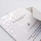 Λεπτομέρεια Προσκλητηρίου Γάμου: Φάκελος διάστασης 16x22 εκατ. σε χαρτί οικολογικό (άγρια υφή) γκρι 160 γραμ. και Κάρτα σε χαρτί βαμβακερό λευκό 1000 γραμ. με εκτύπωση κειμένου σε βαθυτυπία (letterpress) σε χρώμα μαύρο (μαυροτυπία) και ασημί (ασημοτυπία) και φύλλα σε βαθυτυπία ασημοτυπία_Κωδικός ΓΝΣ 3033