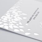 Λεπτομέρεια Προσκλητηρίου Γάμου: Κάρτα σε χαρτί βαμβακερό λευκό 1000 γραμ. με εκτύπωση κειμένου σε βαθυτυπία (letterpress) σε χρώμα μαύρο (μαυροτυπία) και ασημί (ασημοτυπία) και φύλλα σε βαθυτυπία ασημοτυπία_Κωδικός ΓΝΣ 3033