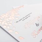 Λεπτομέρεια Προσκλητηρίου Γάμου: Φάκελος διάστασης 16x22 εκατ. σε χαρτί γκοφρέ γραμμωτό (οριζόντιες και κάθετες γραμμές) λευκό 185 γραμ. και Κάρτα σε χαρτί βαμβακερό λευκό 1000 γραμ. με εκτύπωση κειμένου σε βαθυτυπία (letterpress) σε χρώμα μαύρο (μαυροτυπία) και ροζ χρυσό (ροζ χρυσοτυπία) και φύλλα σε βαθυτυπία ροζ χρυσοτυπία_Κωδικός ΓΝΣ 3035
